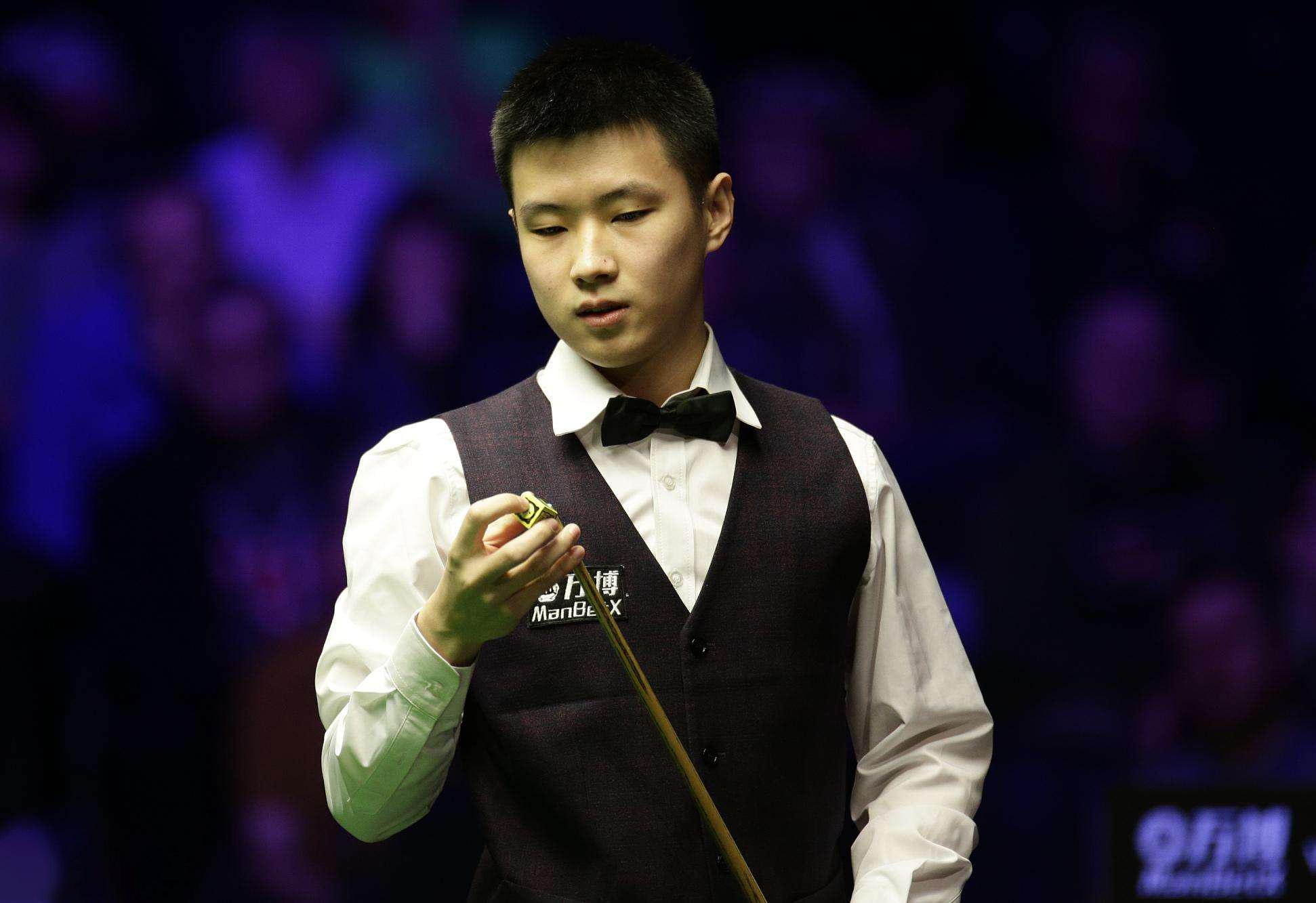 双方球员互 双方球员互